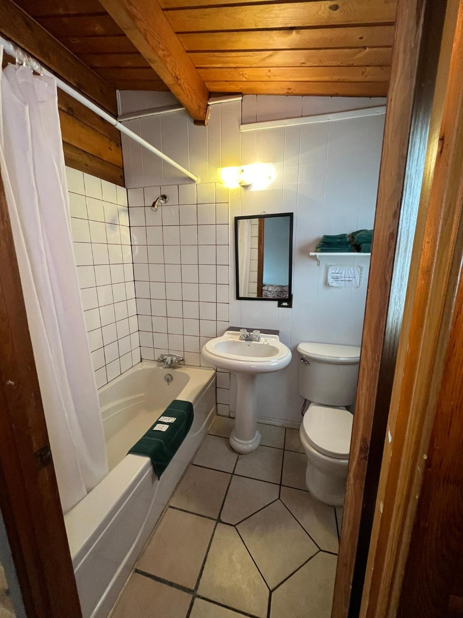 Raccoon Lodge Motel Sylvan Lake Exterior foto